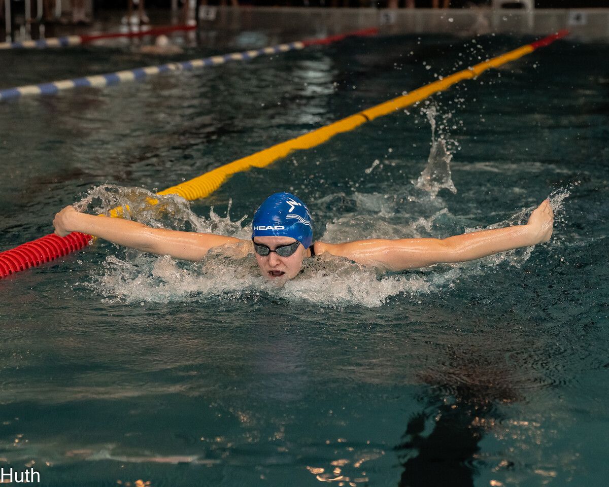 Emma Feurstein holte sich in der AK15 vier ÖM-Medaillen, darunter die Goldmedaille über 200 m Schmetterling.⇒Antal Huth