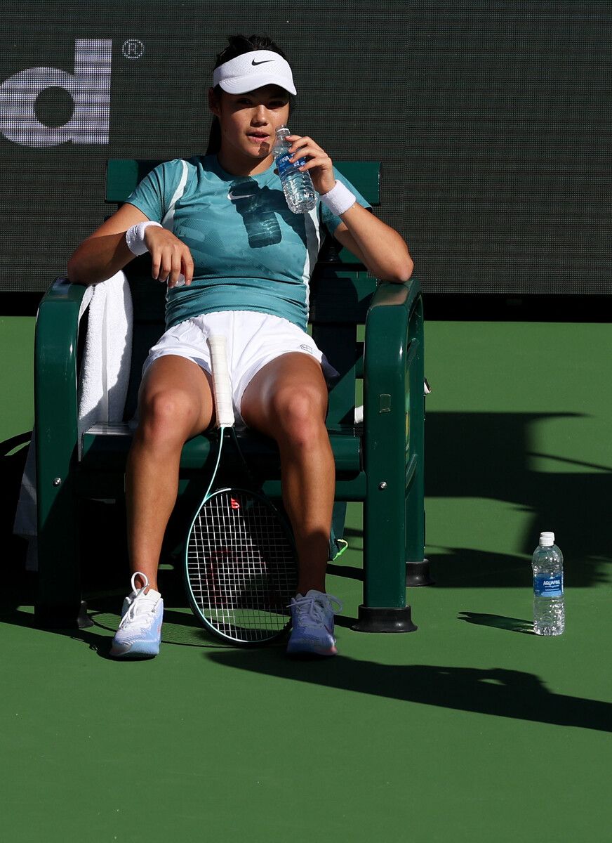 Emma Reducanu nimmt sich in Indian Wells während des Trainings eine Auszeit.⇒apa