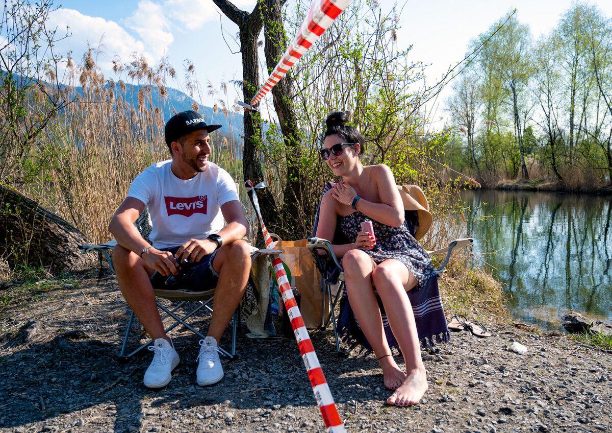 Engin und Fabienne trafen sich während des Lockdowns an der Grenze, um sich nahe sein zu können.⇒Oliver Lerch