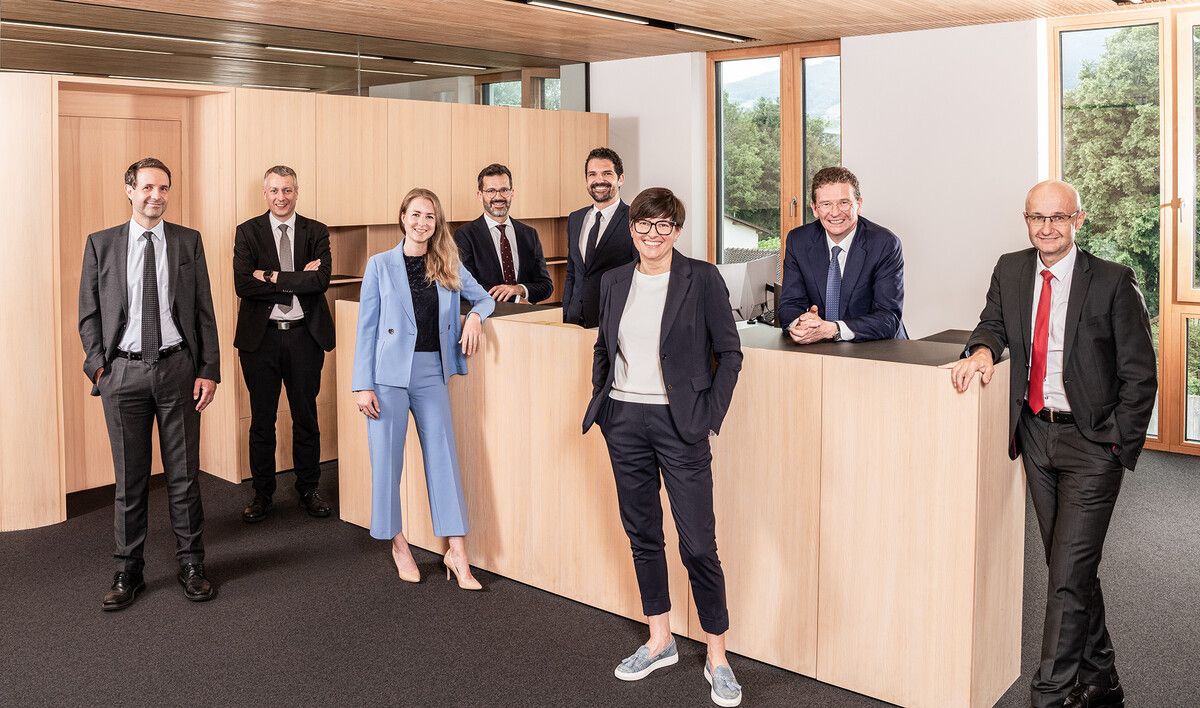 Erfolgreiche Wirtschaftsanwälte (v.l.n.r.): Lukas Pfefferkorn, Christian Wirthensohn, Simone Rädler, Guntram Bickel (Leiter TWP Wien), Gregor Lässer, Gabriele Meusburger-Hammerer, Viktor Thurnher, Alexander Wittwer. ⇒FA