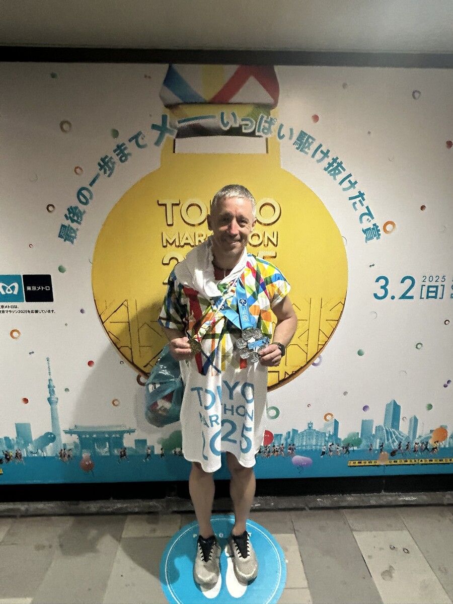 Erschöpft, aber überglücklich: Bernd Heregger präsentiert nach der Zielankunft beim Tokyo-Marathon stolz seine Six-Star-Finisher-Medaille.⇒Privat