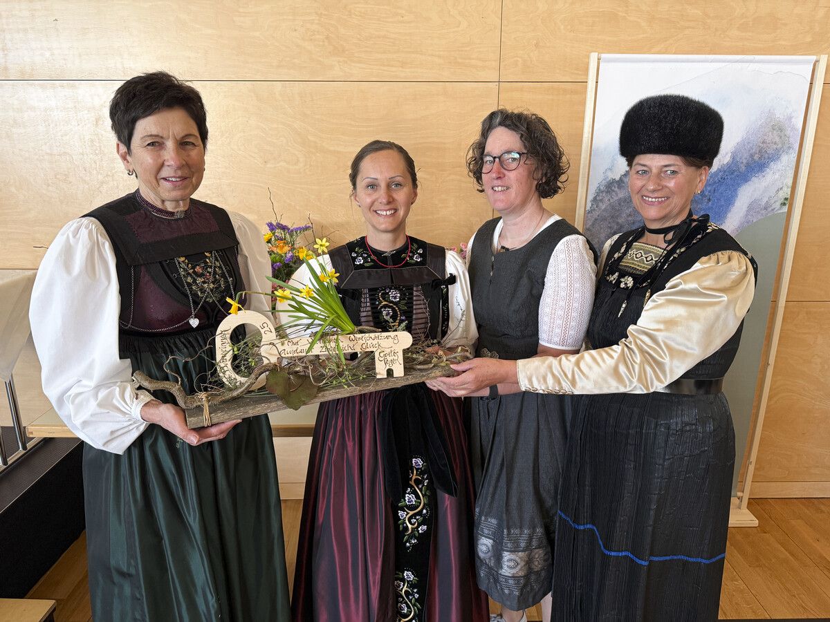 Feierliche Amts- und Schlüsselübergabe: Alt-Landesbäuerin Andrea Schwarzmann, Neo-Landesbäuerin Esther Bitschnau, Jutta Maissen und Marlene Steurer. ⇒Franc