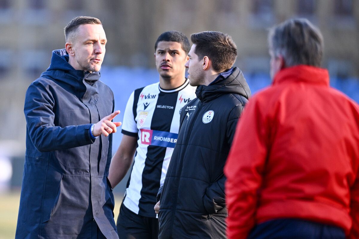 Liefering-Trainer Daniel Beichler (links) hatte seine Spieler vom Feld beordert und danach nicht mehr zurückgeschickt.⇒gepa
