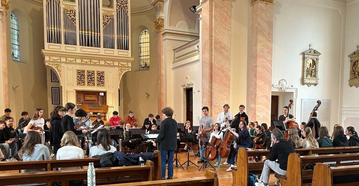 Chöre aus Hard, Lauterach und Hofsteig lassen zuerst den Donauwalzer erklingen und ziehen dann in die Kirche ein.