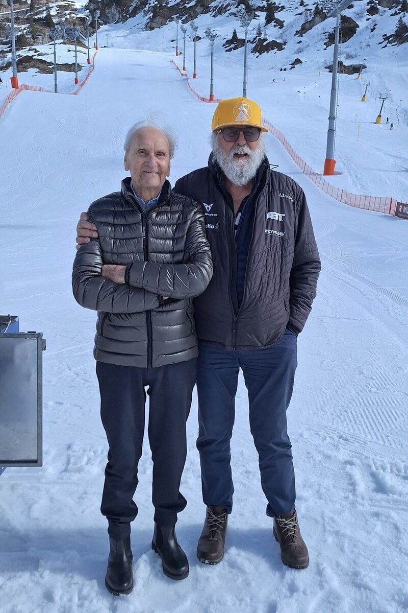 Friedrich Heindl (links) mit Skischulleiter Martin Kefer. ⇒senecura