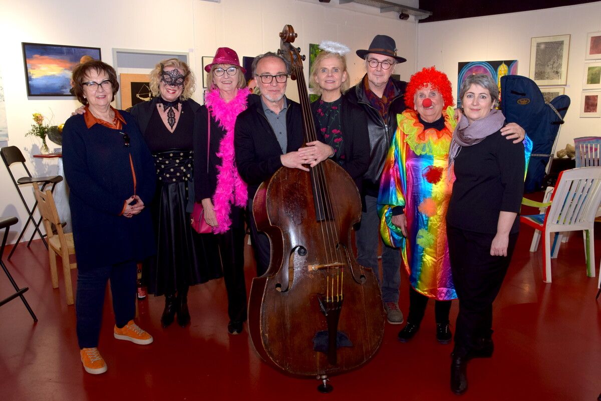 Galeristin Sigrid Fritsche, Sängerin Anita Dressel-Malang, Künstlerin Edith Mahner, Kontrabassist Rosario Bonaccorso, Renate Bauer, Künstler Tom Josepf, Silvia Comploj und Harfenistin Marcella Carboni.