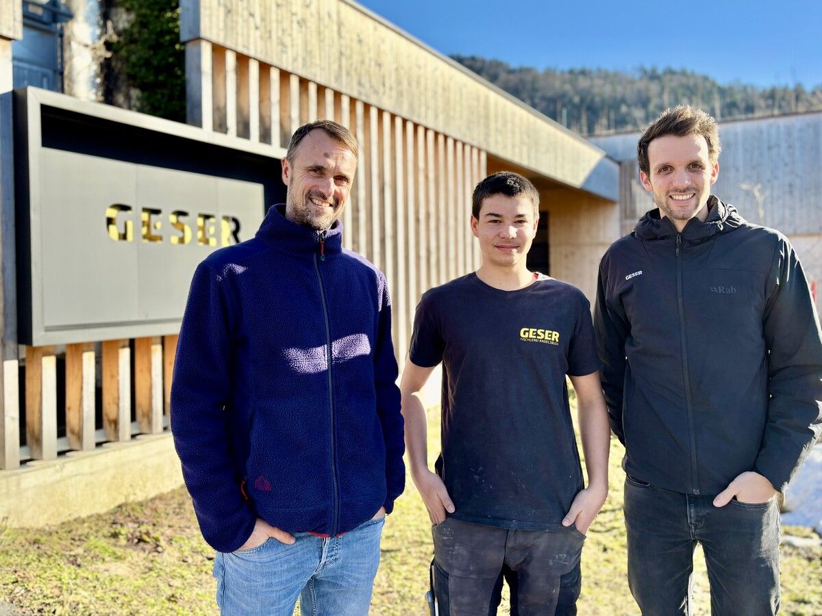 Gemeinsam erfolgreich: Tobias Weidinger (Olympiazentrum Vorarlberg), Biathlet Paul Kündig und Tischlerei-Chef Michael Geser.⇒
              ⇒
              LiV/Curin