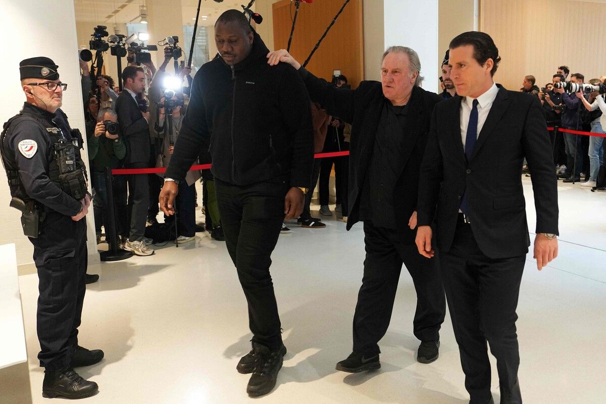 Gérard Depardieu, gestützt auf seinen Bodyguard, und sein Anwalt Jeremie Assous (r.) verlassen den Gerichtssaal während einer Pause.⇒afp