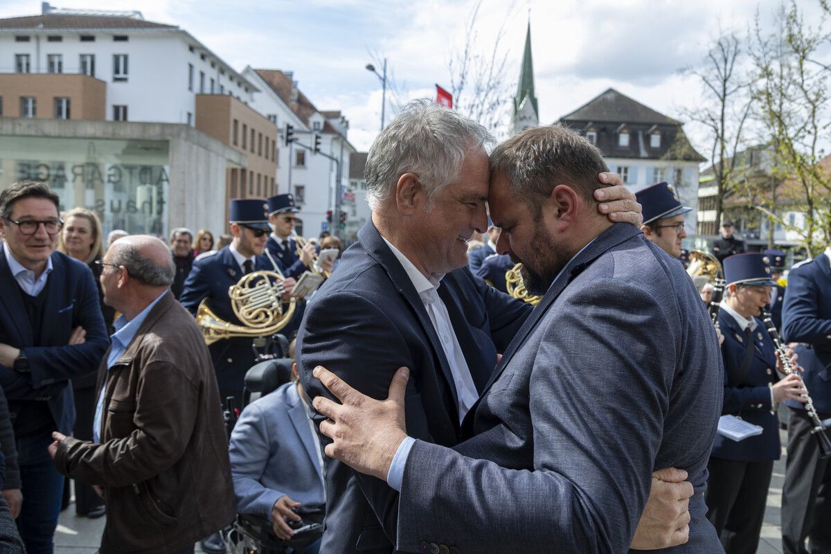 Grenzenloser Jubel: SPÖ-Landesparteivorsitzender Mario Leiter gratuliert Markus Fäßler zum Wahlsieg in Dornbirn.