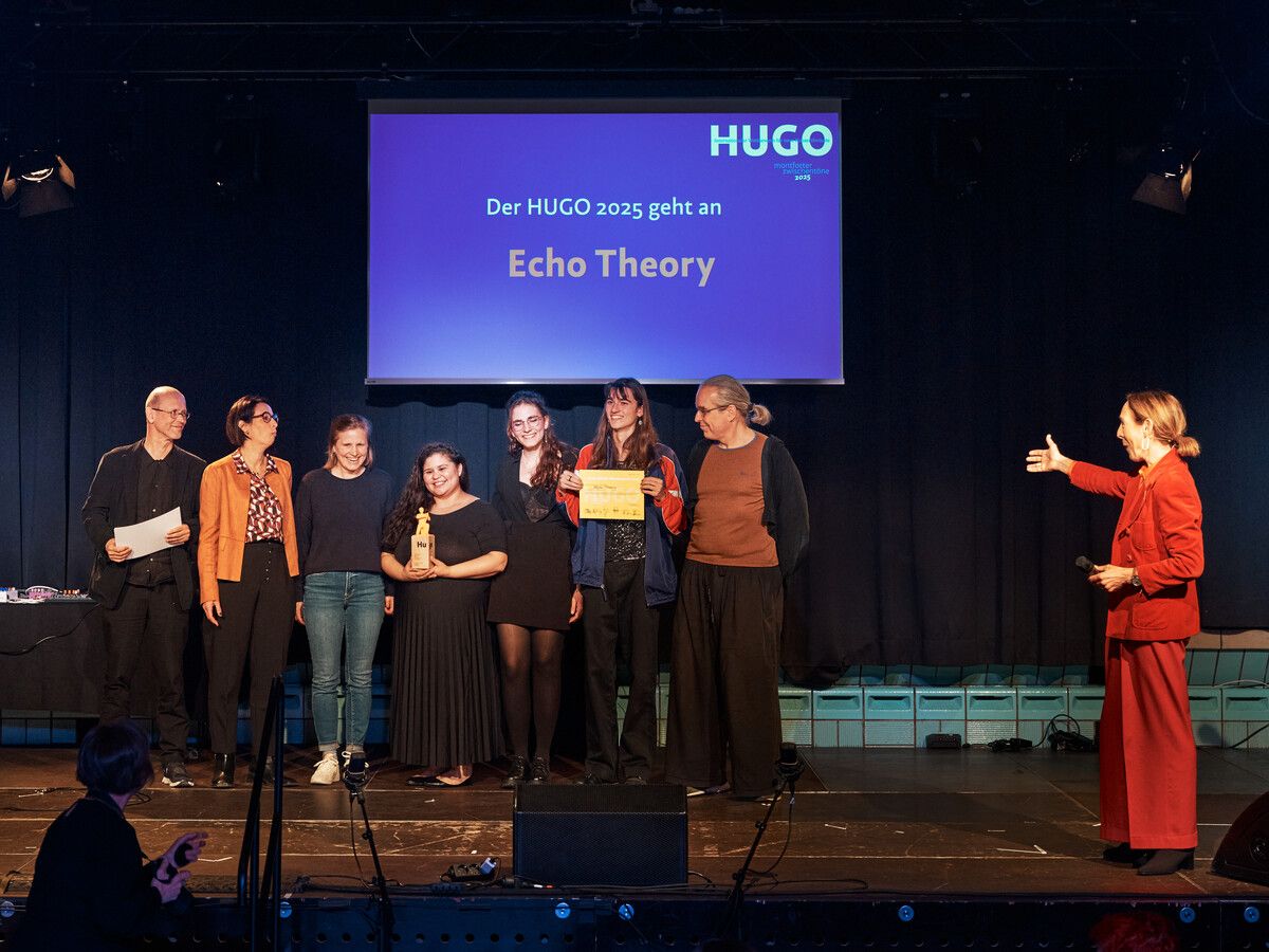 Hans-Joachim Gögl, Künstlerischer Leiter der Montforter Zwischentöne, Jurorinnen Sonja Stibi und Anja Loosli, das Gewinnerteam Echo Theory, Juror Bernhard Günther sowie Moderatorin Andrea Thilo. ⇒lukas breuer