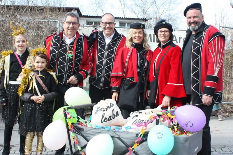 Helmut Jenny, Andreas Prenn, Karin Reith, Katharina Wöß-Krall, Klaus Pirker und zwei junge Helfer sorgten für die Verteilung der Süßigkeiten. ⇒vn-tk