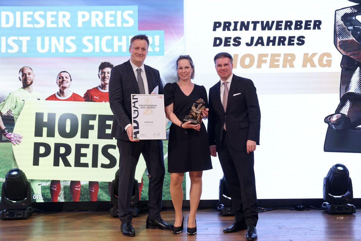 Helmut Schoba und VÖZ-Geschäftsführer Gerald Grünberger überreichten die Trophäe an Claudia Bazanella, Group Director Customer Interaction der Hofer KG.