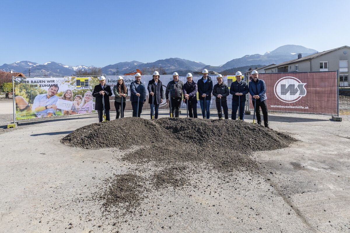 Helmuth und Anna Hilti, Stefan Peherstorfer, Michael Jäger und Simon Fischbacher-Hämmerle (Hilti & Jehle), Thomas Schöpf, Mitar Simitic und Gebhard Heinzle (Wohnbauselbsthilfe) sowie Bürgermeister Manfred Rädler und Ortsvorsteher Johannes Schelling.