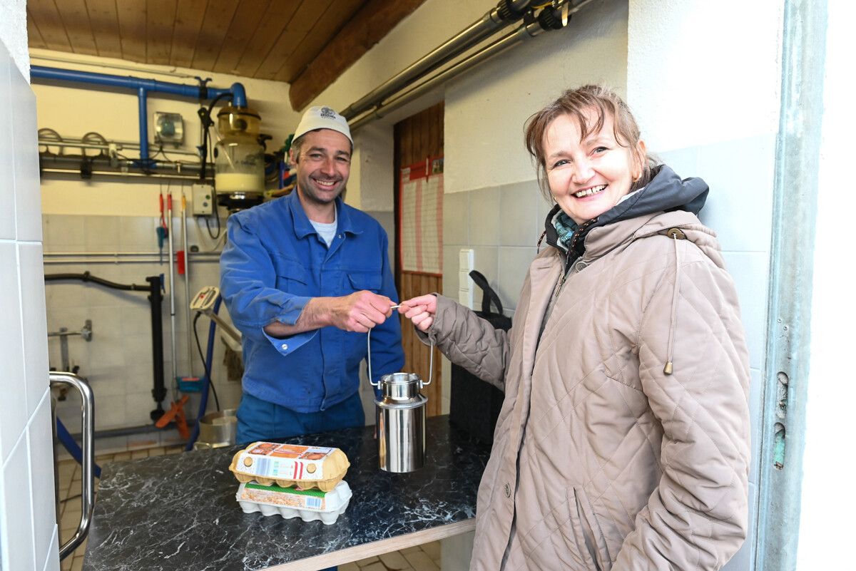Idyllischer Milchverkauf am Wiißtännilehof: Kundin Elena nimmt freudig ihre Milch und die Eier entgegen.⇒BVS