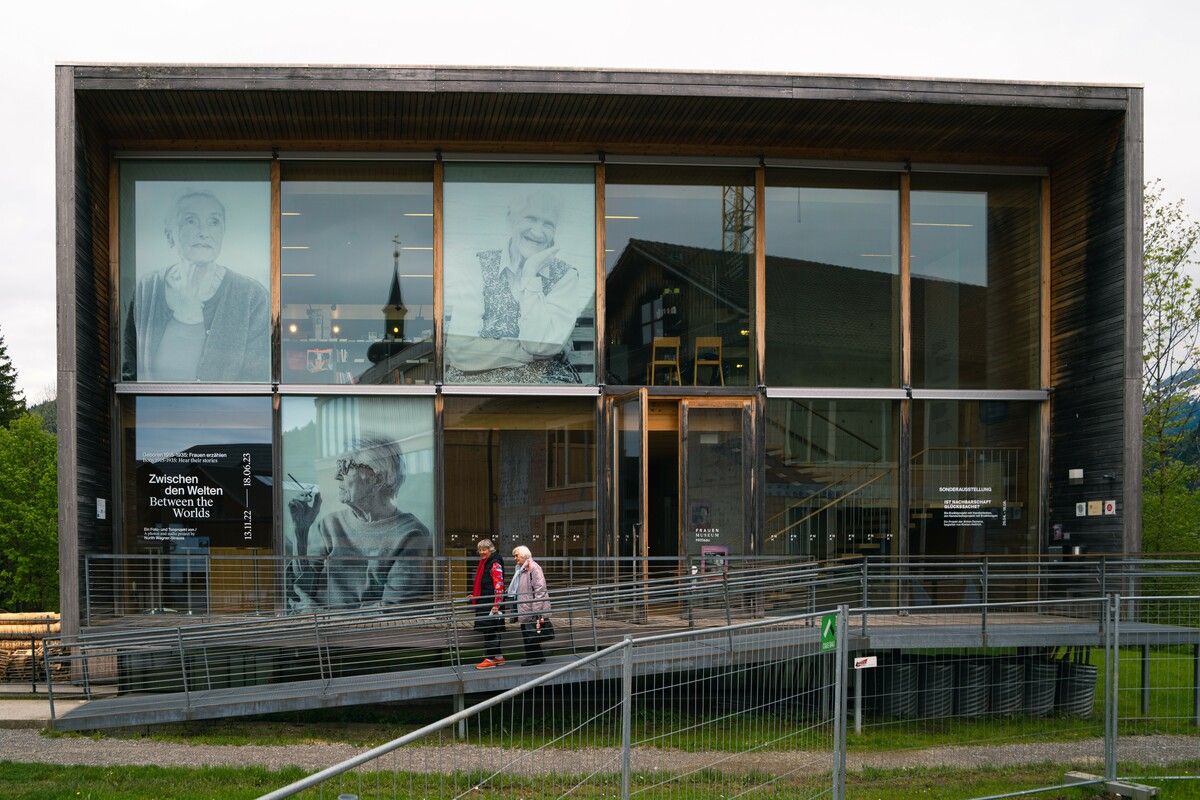 Im Frauenmuseum Hittisau (Hauptpreisträger 2023) läuft aktuell die Ausstellung „Stoffwechsel“ über Mode, Konsum und Geschlechterrollen.