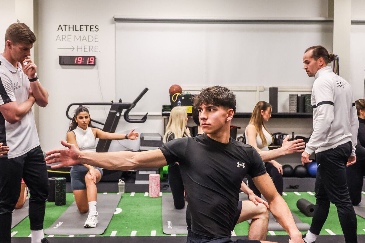 Im JUKLhealth Performance Club in Dornbirn arbeiten die Kandidaten mit Julian Kleinheinz (r.) an ihrer Fitness. ⇒VN/Steurer