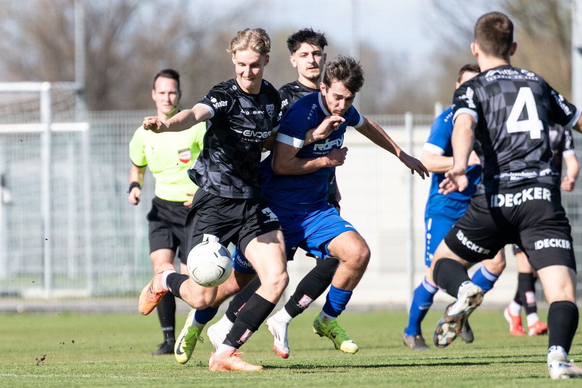 Im Kampf um den Ball bleibt Altachs Filip Milojevic (links) Sieger.⇒Serra