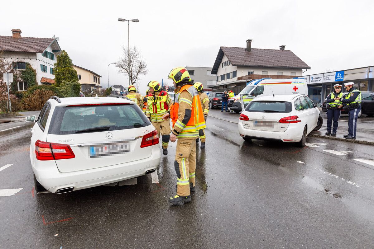 Im Kreuzungsbereich Bahnhofstraße und Bundesstraße in Nenzing kam es zum Zusammenstoß zweier Pkw.⇒B.Hofmeister