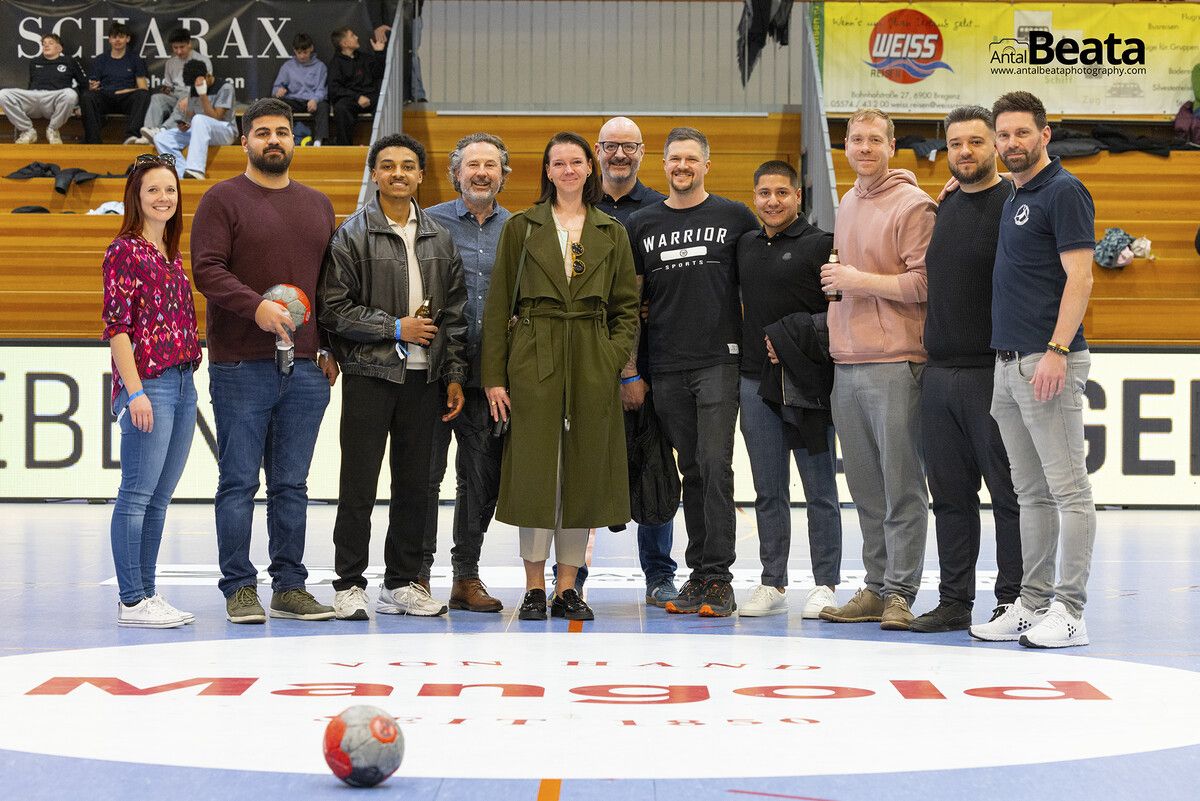 Im Rahmen des letzten HLA-Heimspieles wurde die innovative Payment-Lösung von Country-Managerin Angela Knötzl (Bildmitte) in der Handballarena Rieden vorgestellt und kam erstmals zum Einsatz. ⇒ Beata Antal