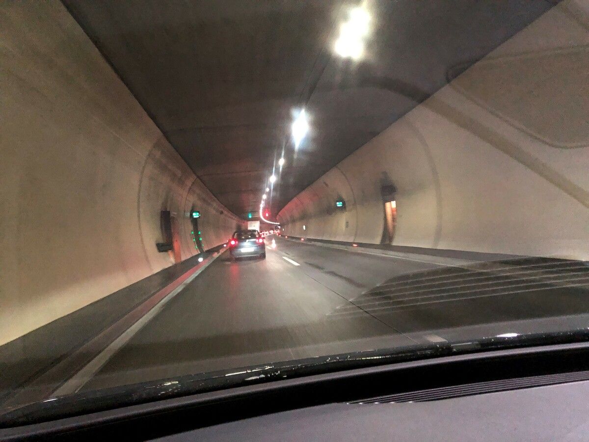 In der Weströhre ist derzeit wegen Sanierungsarbeiten nur eine Fahrspur offen. ⇒VN/GER