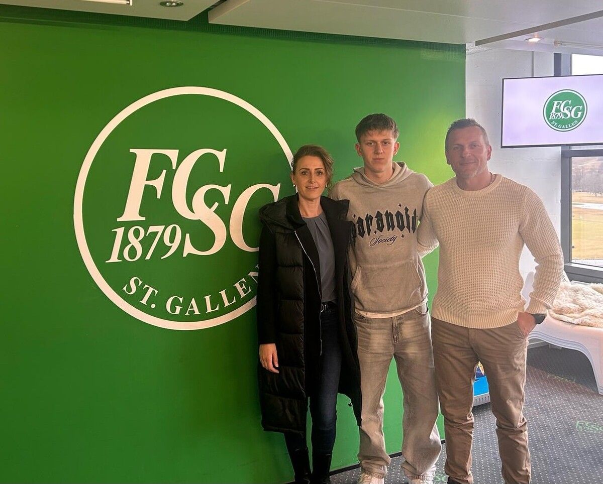 Inas Susic (Mitte) wechselt zum FC St. Gallen. ⇒Privat
