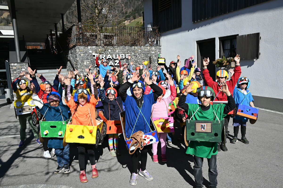 Innerbrazer Volksschüler waren mit ihrem fahrbaren Untersatz dabei.⇒DOB