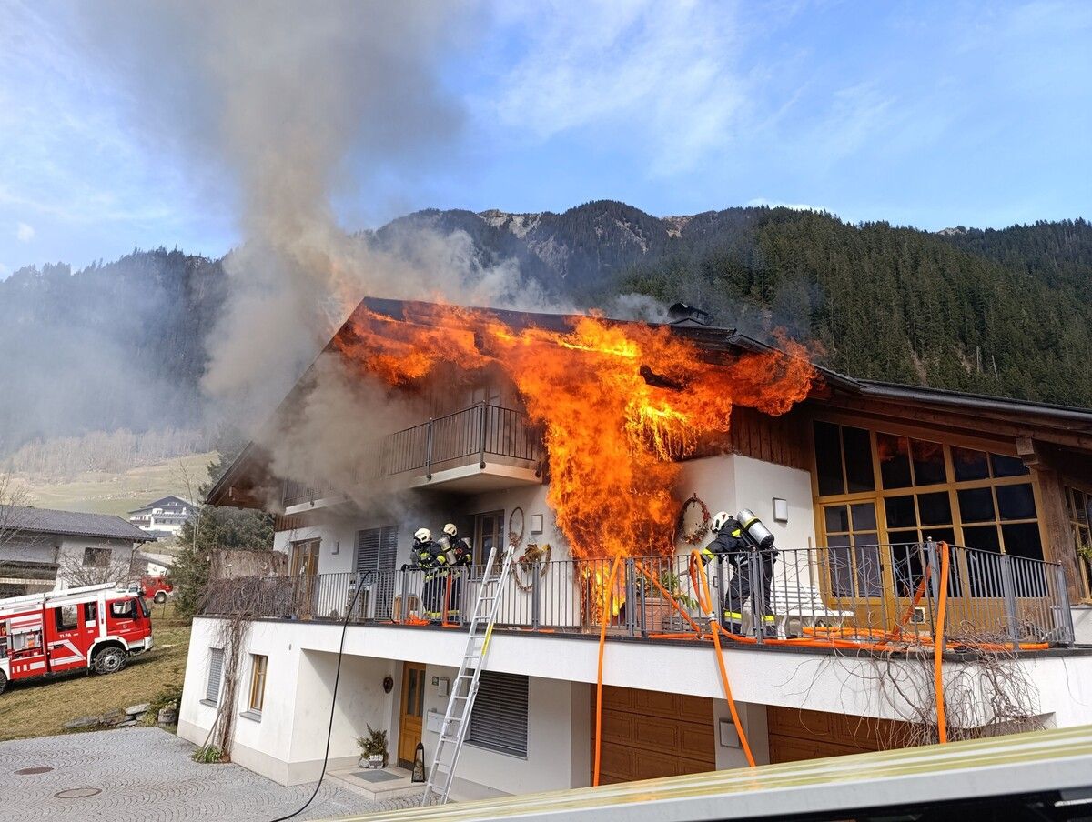 Die Flammen schlugen aus der Wohnung in Gaschurn. ⇒Feuerwehr St. Gallenkirch