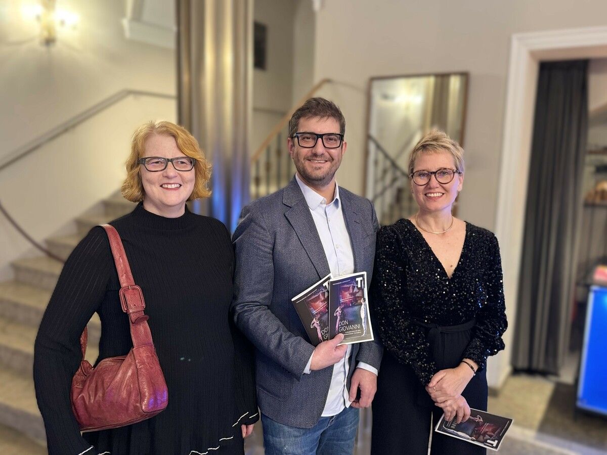 Intendantin Stephanie Gräve, Manuel Apollonio (Kommunikation) und Dramaturgin Annette Schreyer bei der Premiere am Vorarlberger Landestheater.⇒SIE