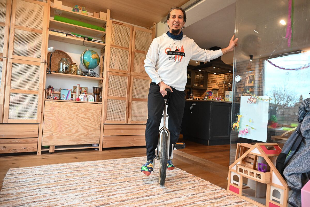 Jamal übt fleißig zu Hause das Gelernte der Zirkusschule. Er will Kinder im Kindergarten noch mehr zum Lachen bringen. ⇒BVS