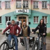Mit den E-Bikes zu den Jugendlichen