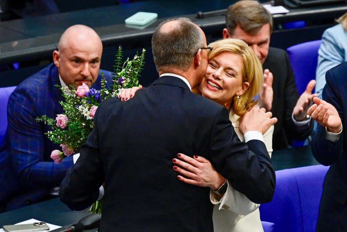 Julia Klöckner nimmt Glückwünsche von Friedrich Merz entgegen.⇒afp