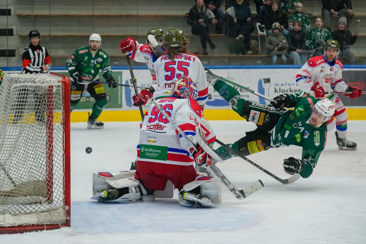 Julian Zwerger und der EC Bregenzerwald bauen in der Best-of-seven-Viertelfinalserie auf ihre eindrucksvolle Heimserie .⇒VN/Stiplovsek