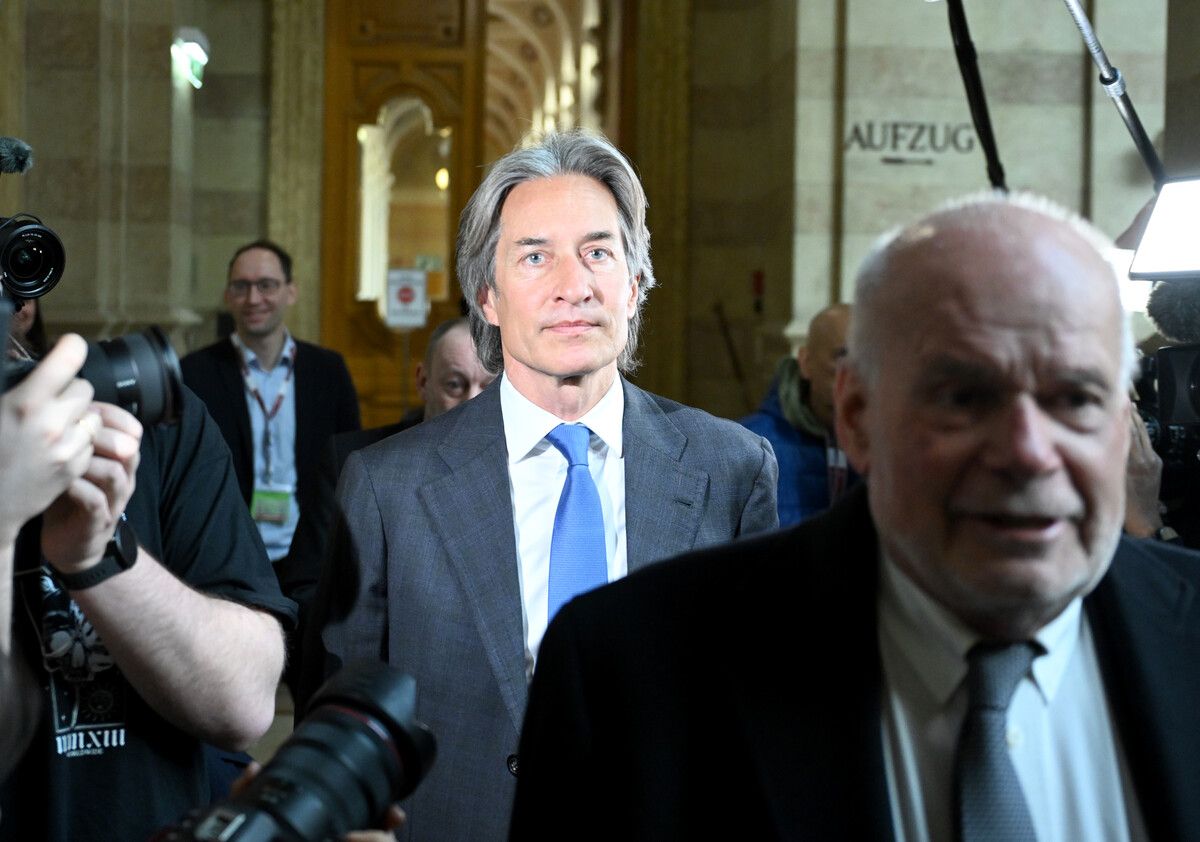 Karl Heinz Grasser und Anwalt Manfred Ainedter vor Verhandlungsbeginn.⇒APA