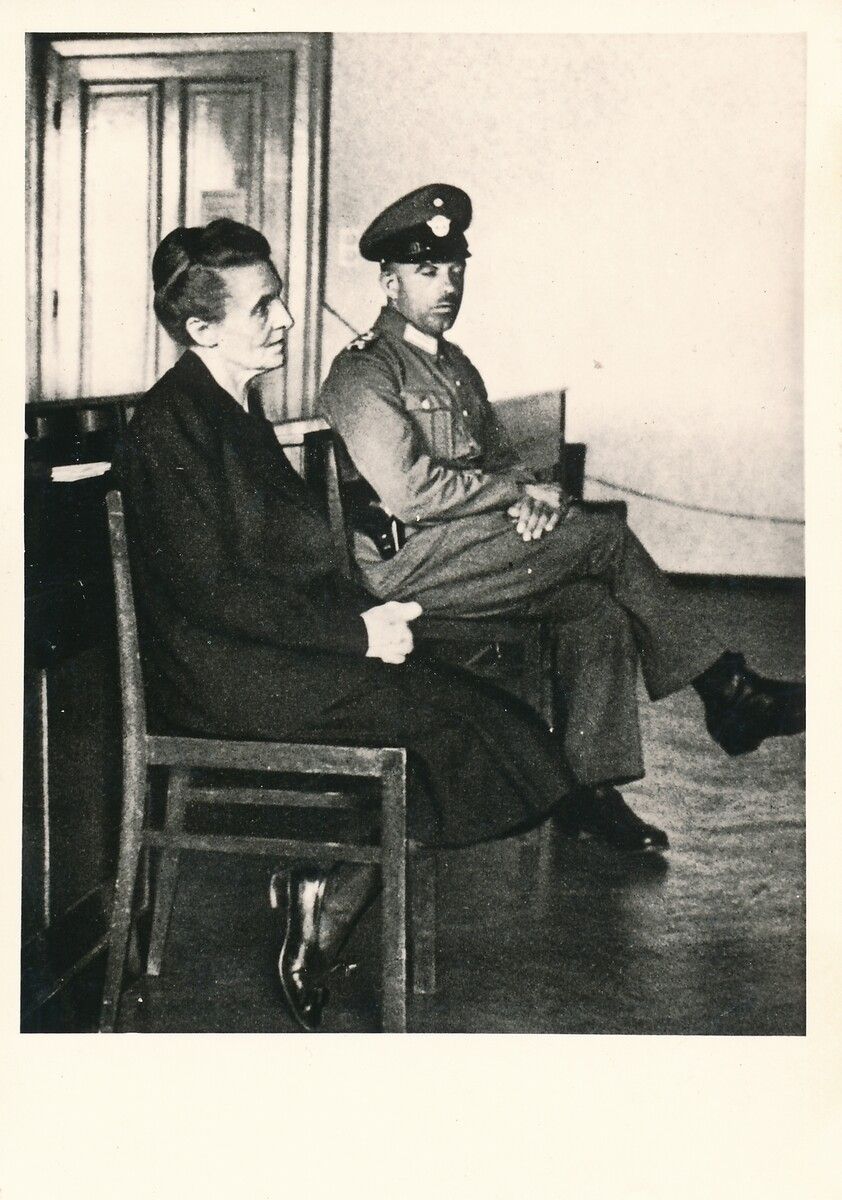 Karoline Redler vor dem Volksgerichtshof.
