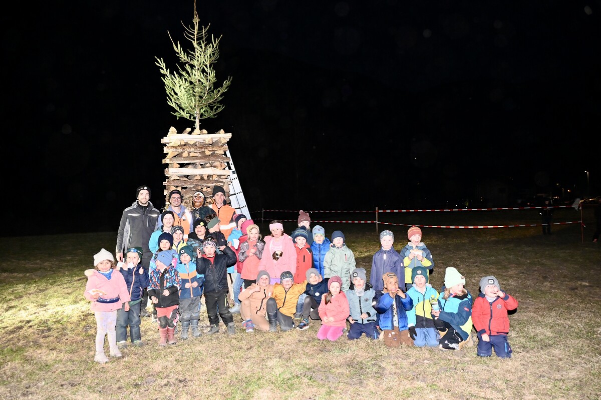 Kinder halfen tatkräftig mit, den Kinderfunken zu bauen.⇒DOB