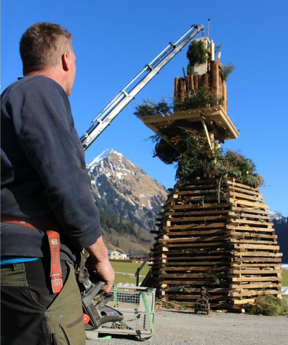Kranmaschinist René Bader zirkelt den „Kamin“ in das Hexenhaus auf der Spitze des Funkens. ⇒Peter Strauss