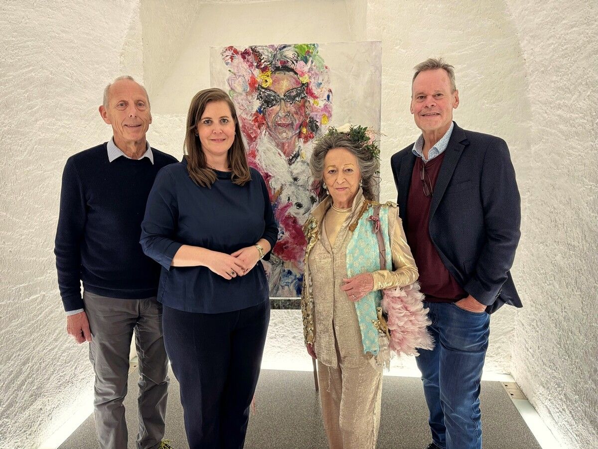 Künstlerin Helga Färber Dittrich mit Vizebürgermeister Reinhold Schneider, Falkenhorst-Geschäftsführerin Verena Burtscher und Vernissageredner Thomas Schiretz bei der Ausstellungseröffnung.⇒sie