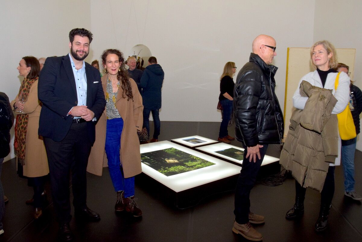Kulturstadtrat LAbg. Cenk Dogan und Künstlerin Amrei Wittwer (l.) unter den Besuchern der Ausstellungseröffnung. ⇒SCO