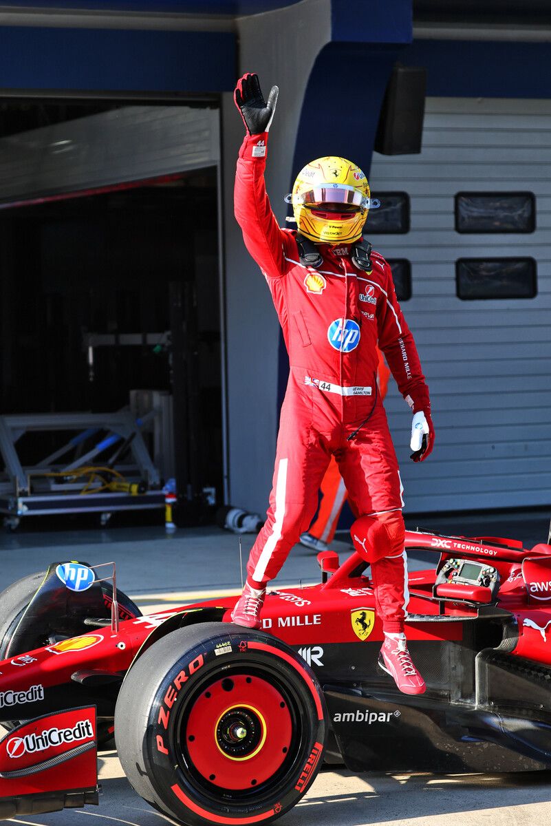 Lewis Hamilton erstmals in Jubelpose seit seinem Wechsel zu Ferrari.⇒GEPA