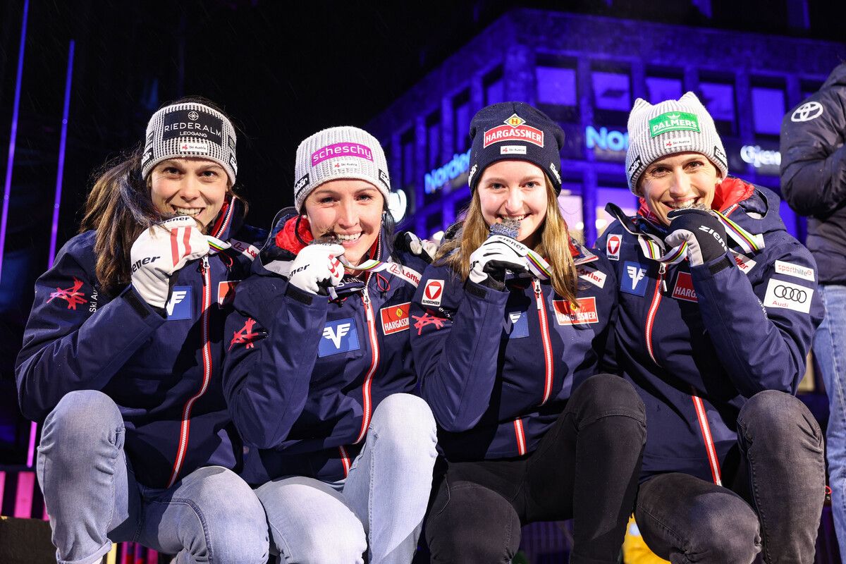 Lisa Eder, Jacqueline Seifriedsberger, Julia Muehlbacher und Eva Pinkelnig knabbern an der Silbermedaille, die sie für Österreich im Teambewerb bei der Nordischen Ski-WM gewannen.⇒gepa