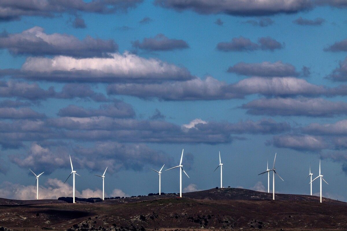 Malerische Wolken ziehen über die Windräder der Capital Wind Farm bei Bungendore im Südosten Australiens.