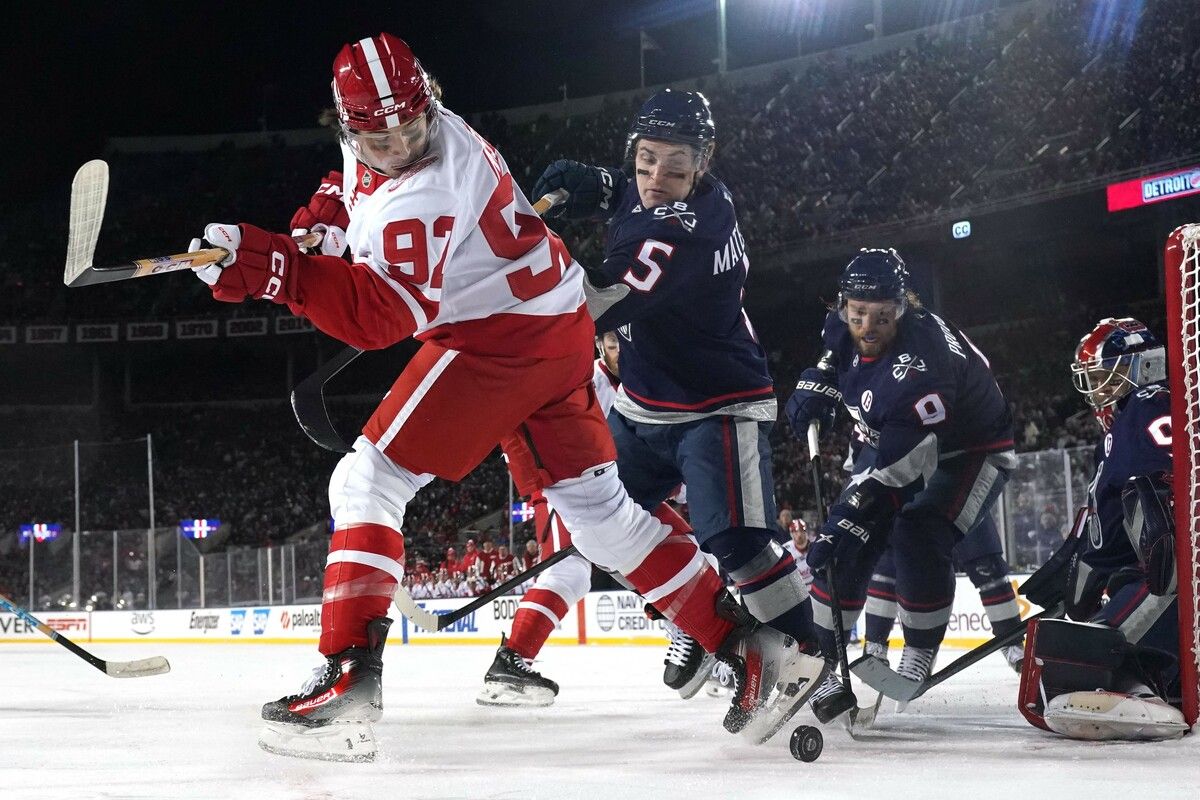 Marco Kasper erlebte am Wochenende wohl ein Highlight seiner Karriere, als er mit den Detroit Red Wings vor 94.000 Zusehern gegen die Columbus Blue Jackets spielte.⇒getty