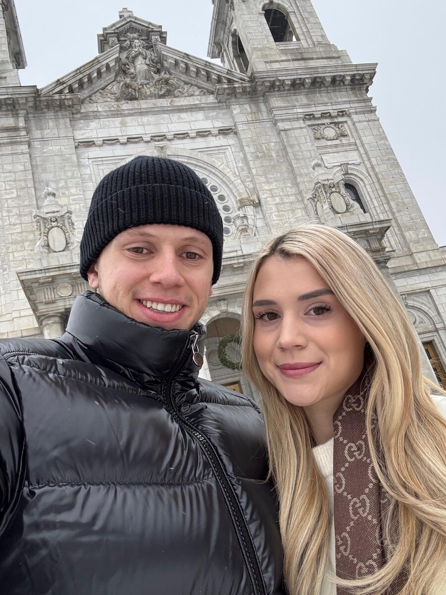 Marco Rossi und Freundin Stefanie vor der-Saint Mary-Basilika in Minneapolis, die der NHL-Star oft besucht.⇒privat