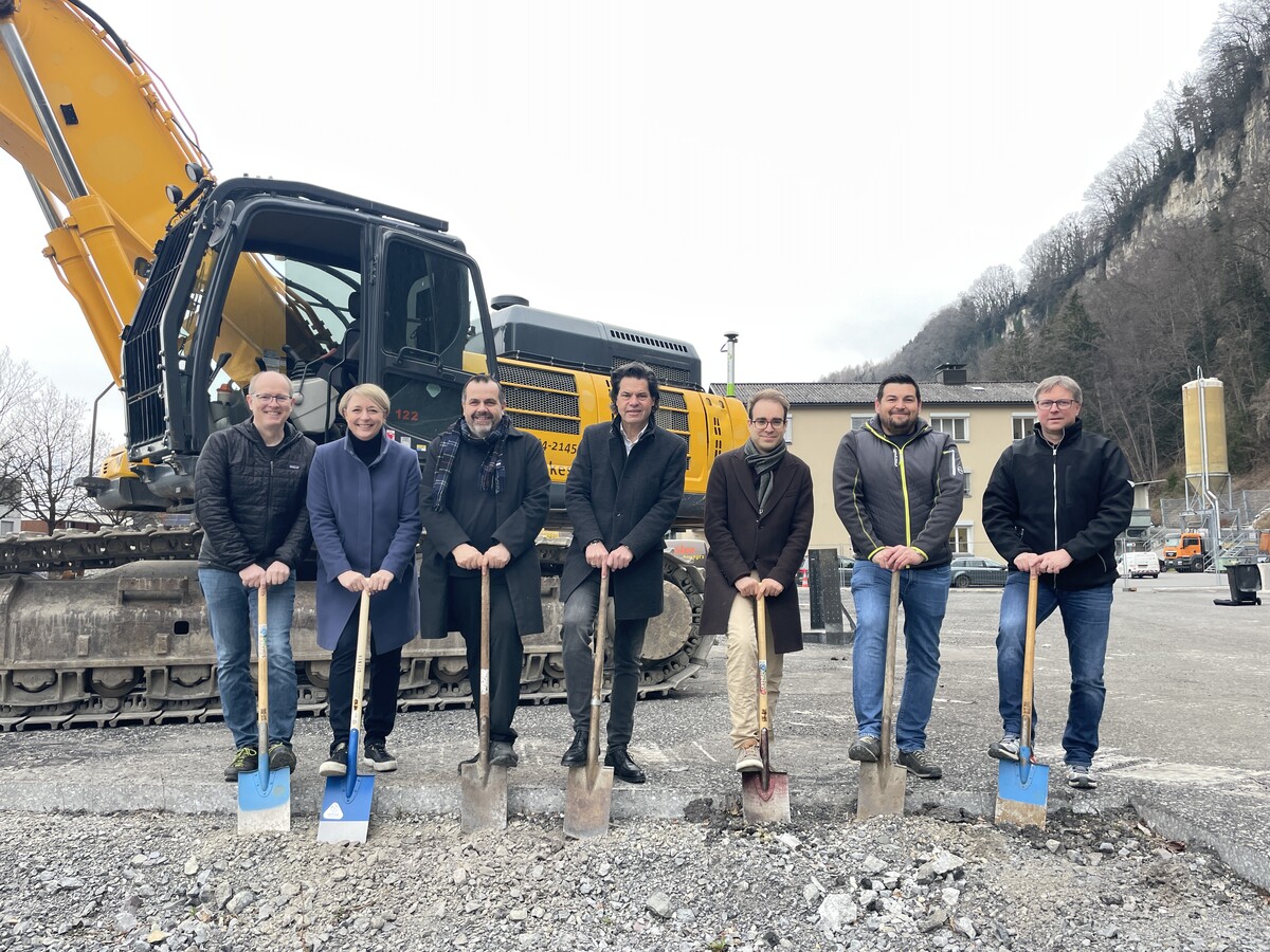 Martin Skalet, Andrea Kerbleder, Stefan Marte, Manfred Rädler, Clemens Rauch, Martin Bolter und Marcel Längle beim Spatenstich für das neue ASZ in Feldkirch.⇒VN/LIH