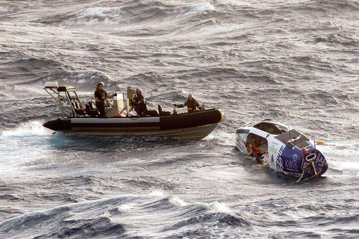 Matrosen der Marine retten den litauischen Langstreckenruderer aus Seenot.⇒afp