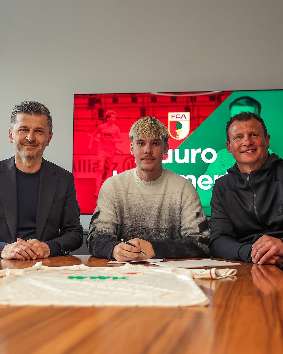 Mauro Hämmerle bei der Vertragsunterzeichnung beim FC Ausgburg.⇒FCA
