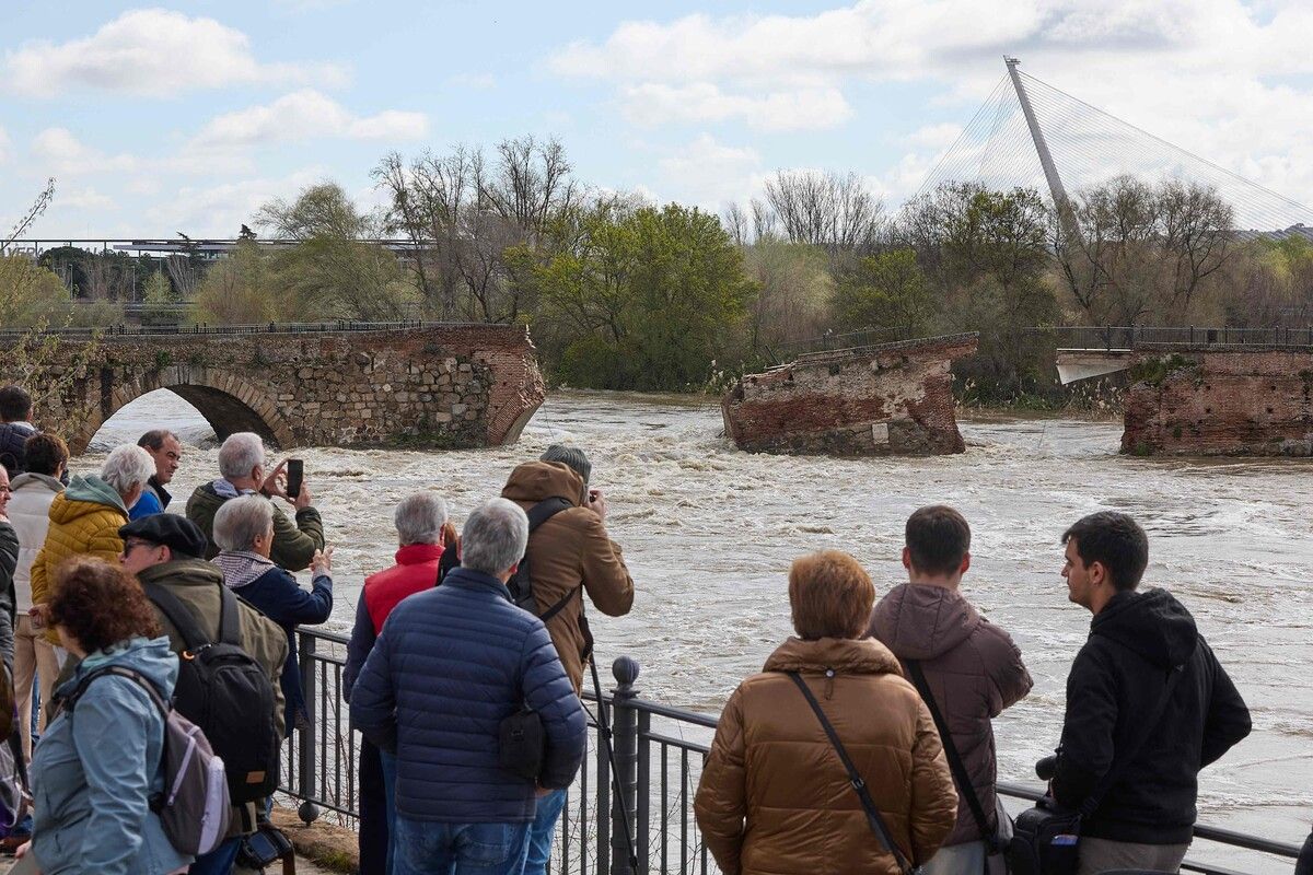 Mehrere Brückenbögen sind durch das Hochwasser weggebrochen.⇒afp