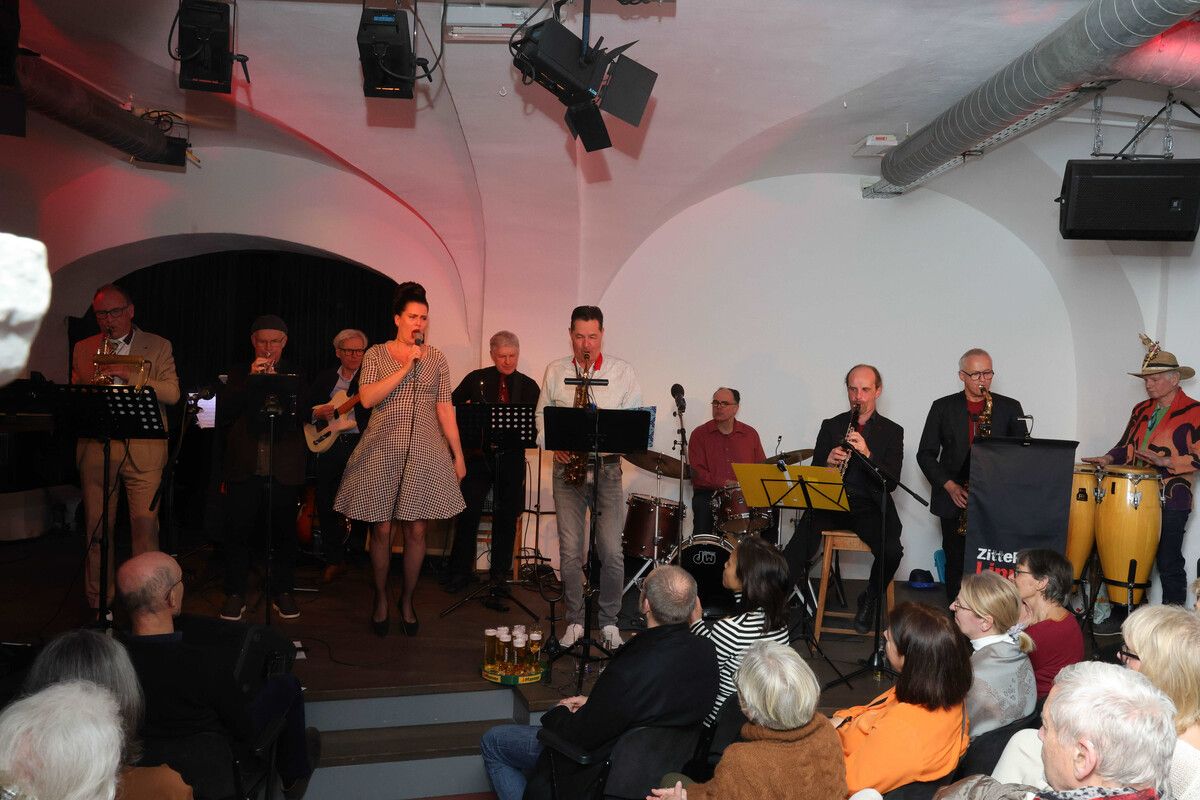 Mit Blues, Rock und mehr erfreuten die „Zitternden Lippen“ im Saumarkt.⇒AME