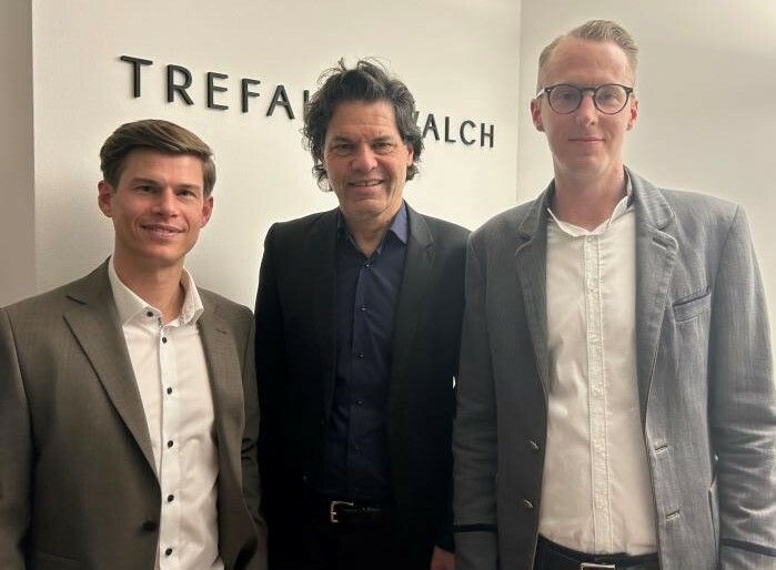 Mit Bürgermeister Manfred Rädler in ihrer Mitte: Die Rechtsanwälte Martin Trefalt (l.) und Johannes Walch. ⇒vn/gs (4)