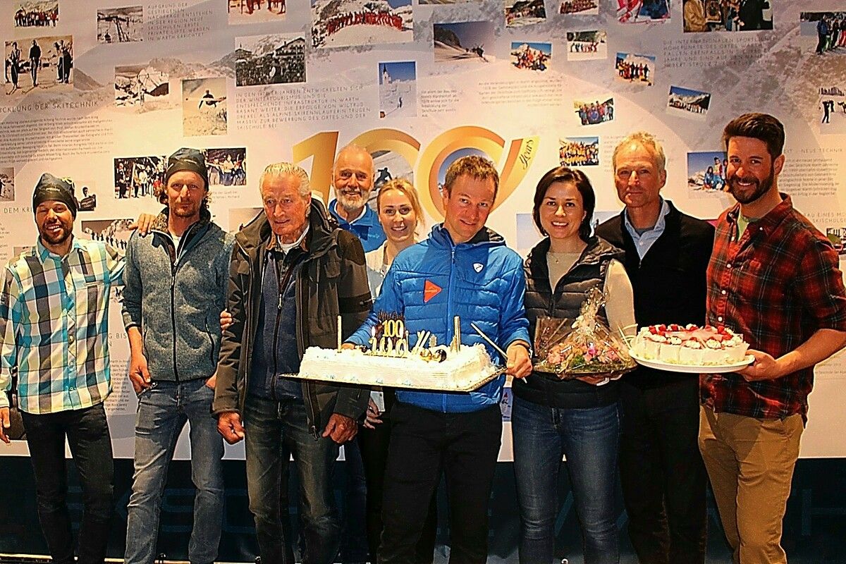 Mit der Eröffnung des Basecamps feierte die Schneesportschule Warth ihr 100-Jahr-Jubiläum. Für Skischulleiter Mathias Fritz und dessen Gattin Belinda gab es eine „standesgemäße“ weiße Jubiläumstorte. ⇒STP